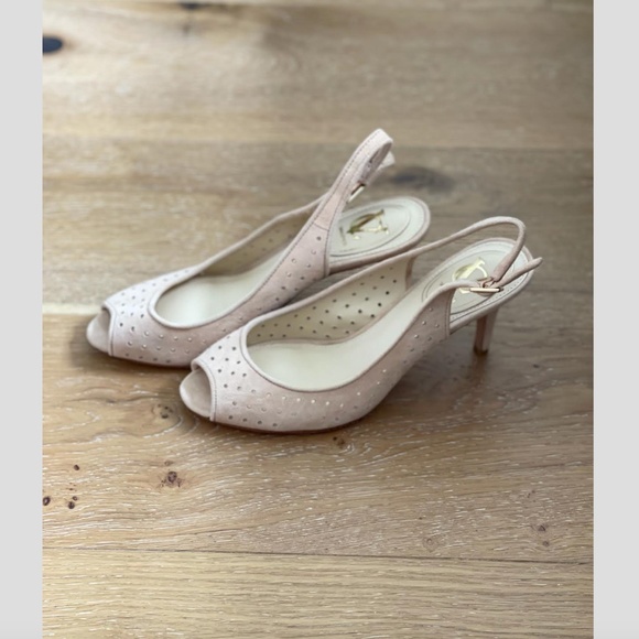 New with Box - Signature Vince Camuto VI-HALINA Kid Suede Sandals -Size 6 - Picture 1 of 6